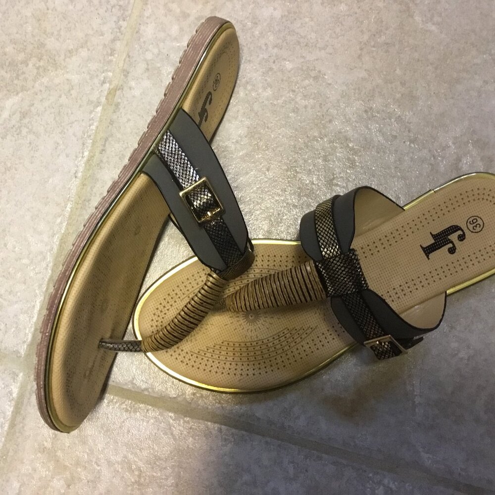 Flat sandals